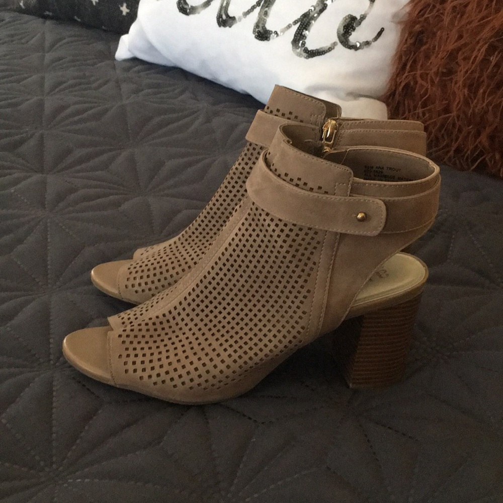ANA peep toe perforated heel